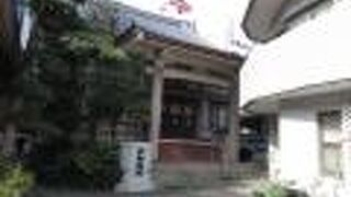 路地の奥に 立派な本堂あり