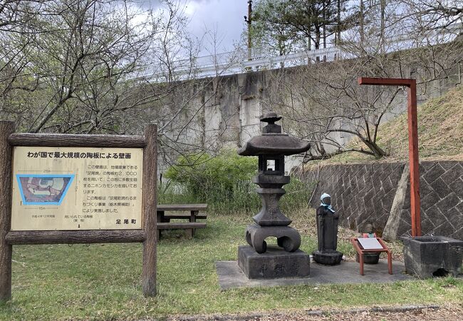 展望台からは、ハゲ山や土砂が堆積してしまった松木渓谷