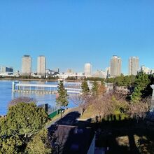 自由の女神像とレインボーブリッジ方面風景