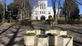 白亜の洋風建物が目をひきます