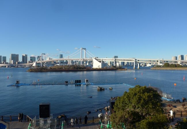 隅田川から東京湾へ流れゆく景色が見渡せるとても良い場所です!!