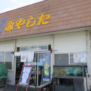 初島の食堂街中ほどにある海鮮料理店。海苔丼が名物とか。