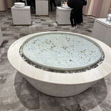 デラックストイレの中央には　みずがめ