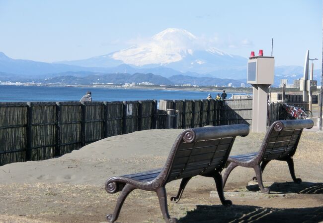 冬の湘南海岸公園富士山が見事