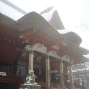 日本最大級の厚さ2.1mの萱葺の屋根を持つ大社殿