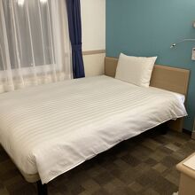 ベッド幅は広め、枕は硬め。