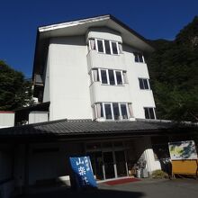 旧竹の宿山楽荘だった本館。