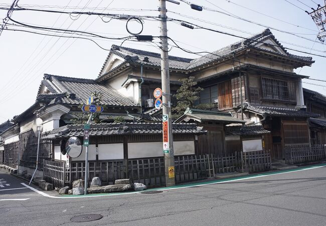 赤坂宿の中心に建つ建物！