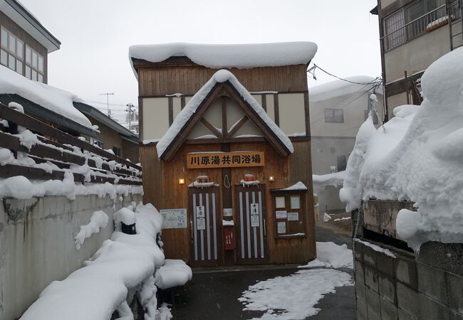 源泉の上に建てられた共同浴場