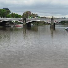 エヴァン・ウォーカー・ブリッジは、上流側のプリンセス橋や…、