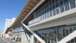 お城見学で山歩きをした後、入居しているローソンによってのどの渇きを癒すのに絶好のロケーション。