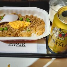 パッケージの機内食にビールを追加購入