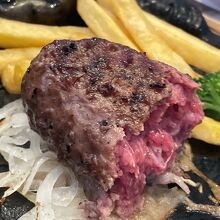 ハンバーグの中はほぼ生なのでプレートで再加熱します。