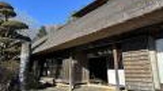 忍野八海展望台はこの資料館の中