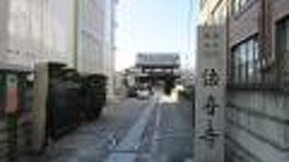 山門が工事中なのか中断したのか、実に中途半端な状態になっていて残念に感じられました。