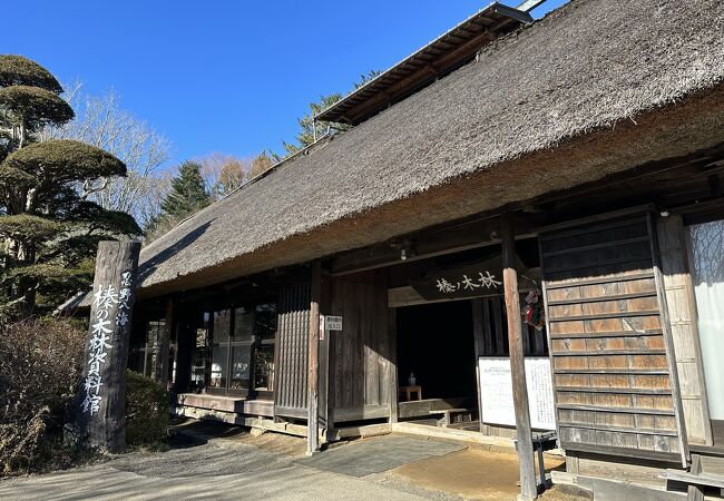 忍野八海展望台はこの資料館の中