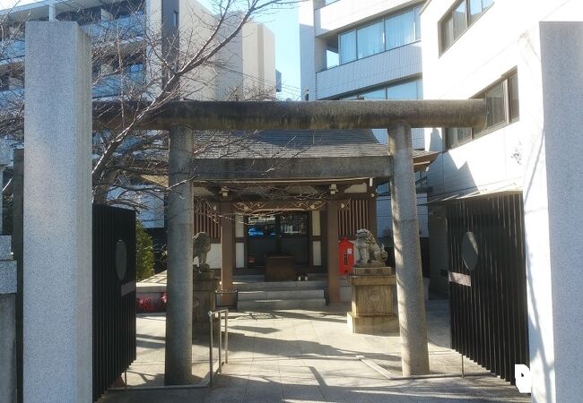 駅前にある神社