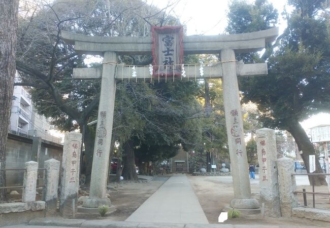 富士塚に社殿がある神社