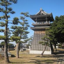 より往時の風情を求めてなのか、傍に松が植栽されていますね。