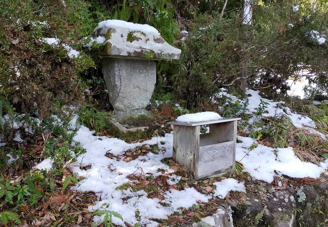 登ったところに小さな石像が