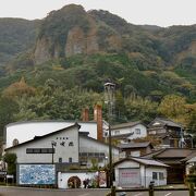 バス停から橋を渡ってすぐ