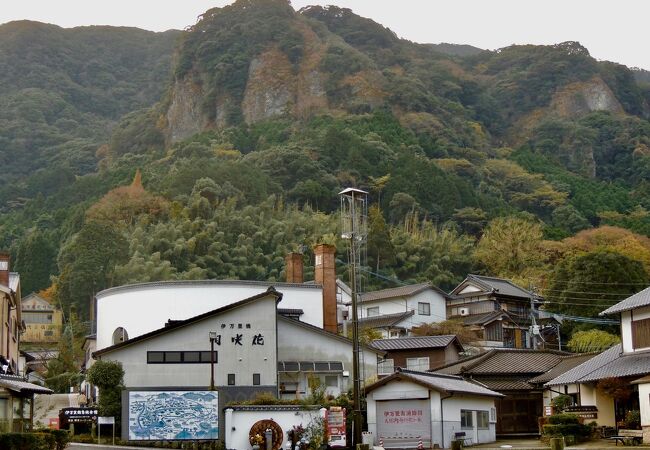 バス停から橋を渡ってすぐ