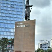 サイゴン川近くに建つ歴史的な英雄の像