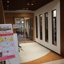 入口は一見おしゃれなカフェのよう