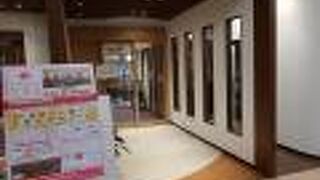 明るく綺麗なラウンジ