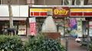 古い写真機を模したモニュメント