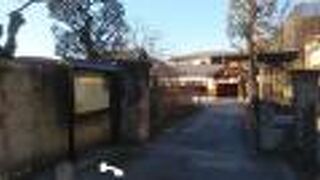 広い境内によく整備された寺院