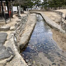 お寺の横を流れる綺麗な小川