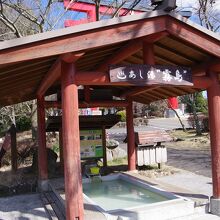 足湯は滑りやすい！