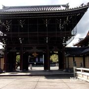 西本願寺の南隣にあります。