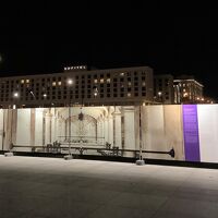 目の前の広場は、宮殿の修復計画があるそうで囲われていました