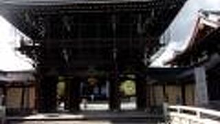 西本願寺の南隣にあります。