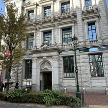 ビルの正面から