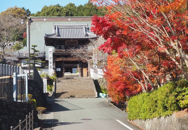 山門近くに涅槃仏がある