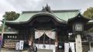 狛犬には岡山らしく備前焼