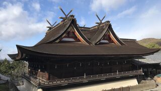 本殿と拝殿が一体化した比翼入母屋造