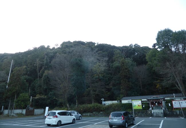 嵐山渡月橋の西側の山