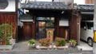 入り口が魅力的な寺です。