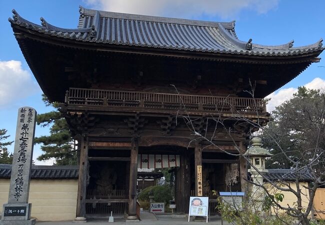 ウィンクする仏像があります