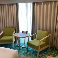 小さめのテーブルとイスはちょっとした休憩に便利。