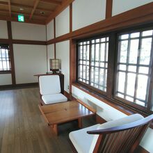 こちらの写真の椅子は座れませんが、座ってOKな椅子と同じ形