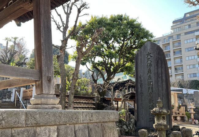 赤い山門の寺院。