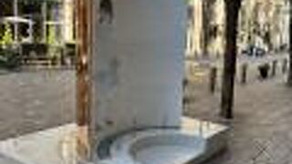 丸の内仲通りにアート作品を展示。