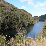 複雑な形なので、沿って歩くと結構かかる