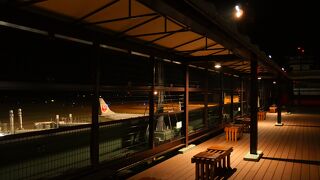 飛行機がよく見える展望台、飛行機のコックピットがあります