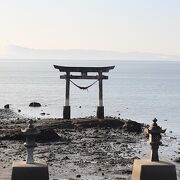 海の中に鳥居がある神社